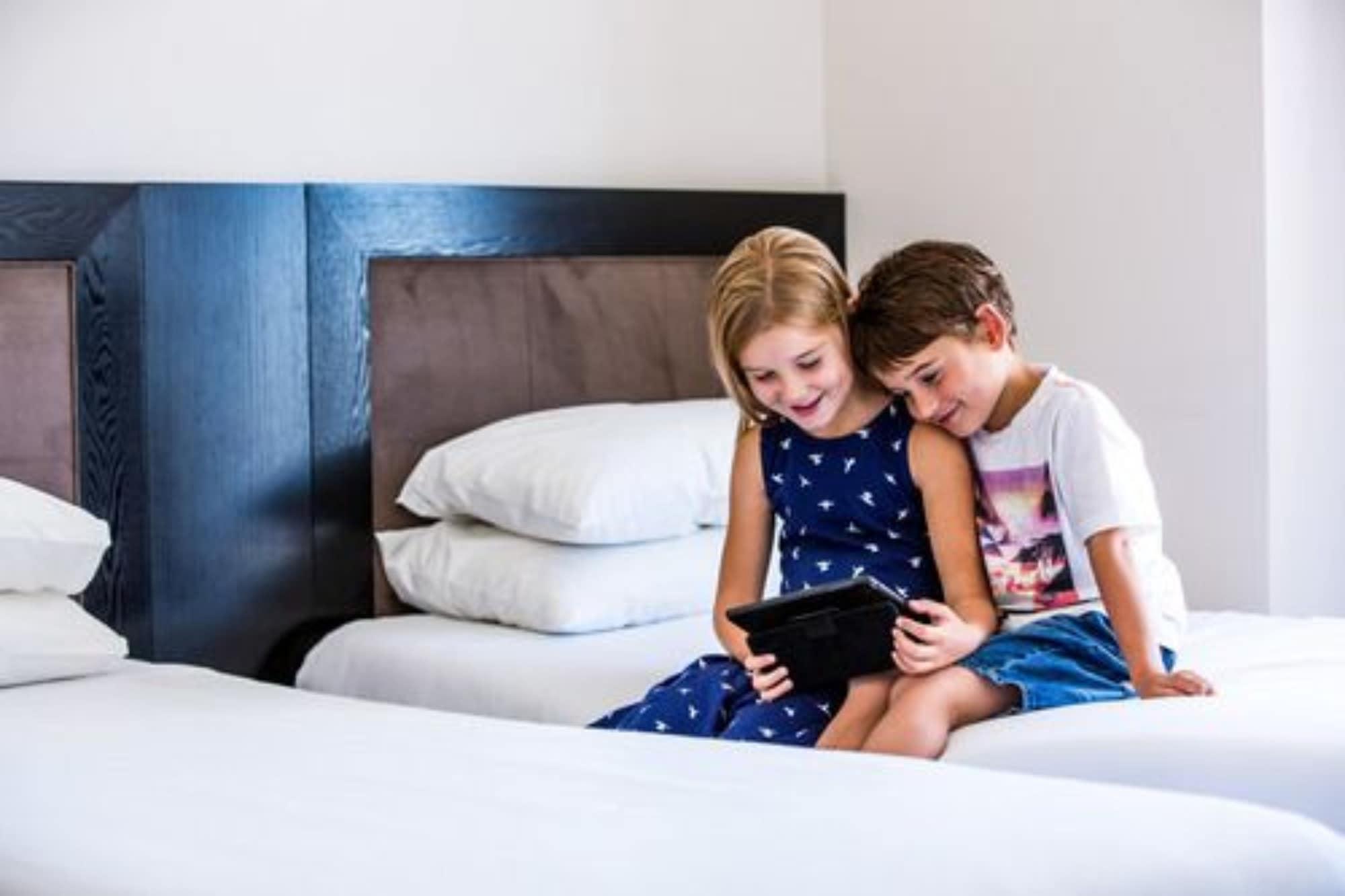 Bolton Hotel Wellington Zewnętrze zdjęcie Children using a tablet