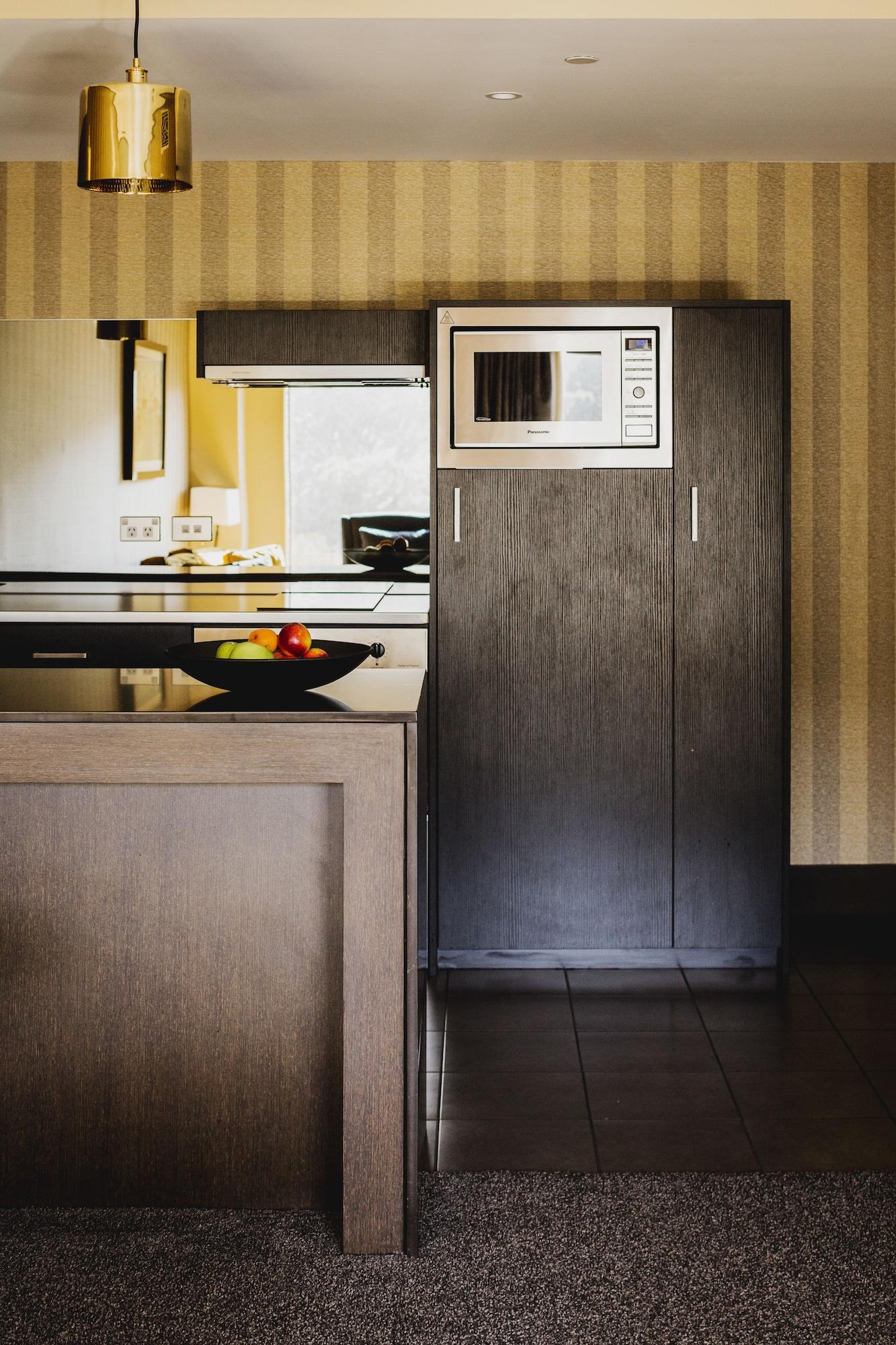 Bolton Hotel Wellington Zewnętrze zdjęcie A kitchen with a refrigerator