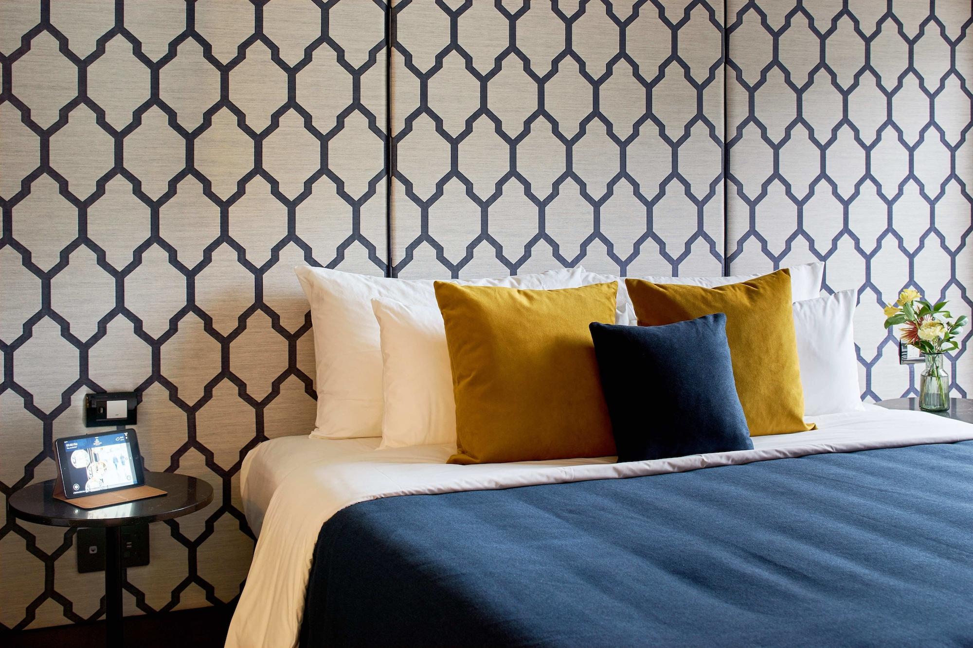 Bolton Hotel Wellington Zewnętrze zdjęcie A bed with cushions