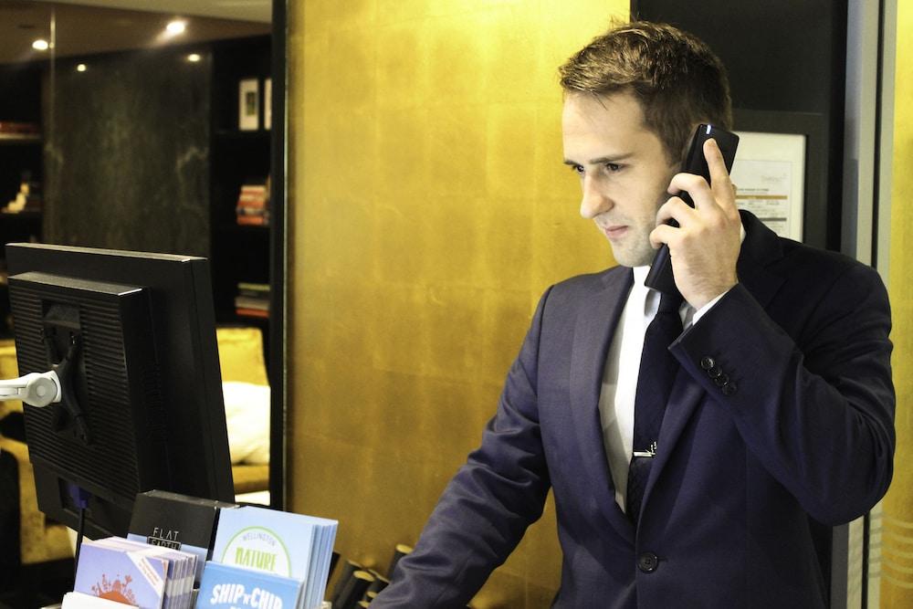 Bolton Hotel Wellington Zewnętrze zdjęcie A hotel concierge