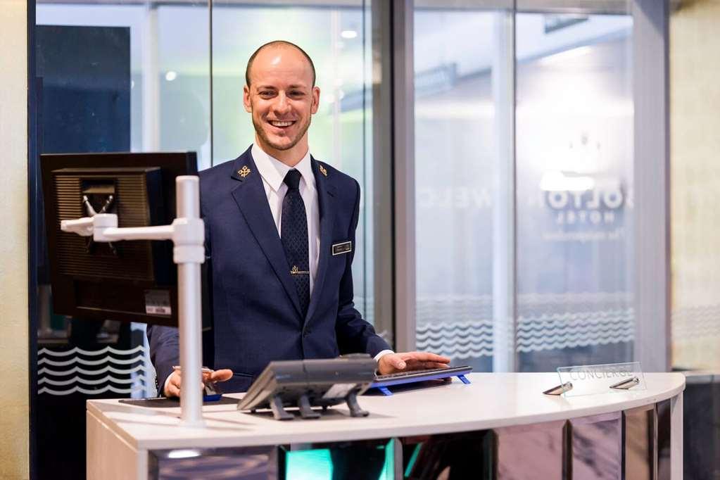 Bolton Hotel Wellington Wnętrze zdjęcie A hotel concierge