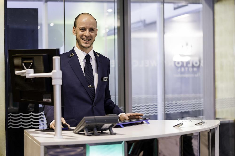 Bolton Hotel Wellington Zewnętrze zdjęcie A hotel concierge