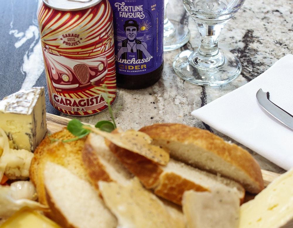 Bolton Hotel Wellington Zewnętrze zdjęcie A cheese board with a can of Carachia