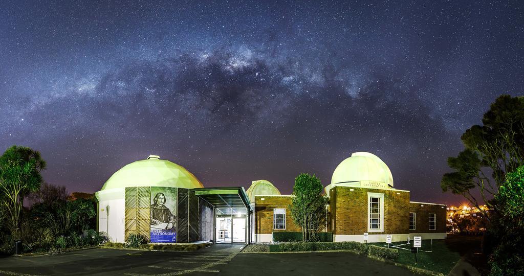 Bolton Hotel Wellington Zewnętrze zdjęcie The observatory at night