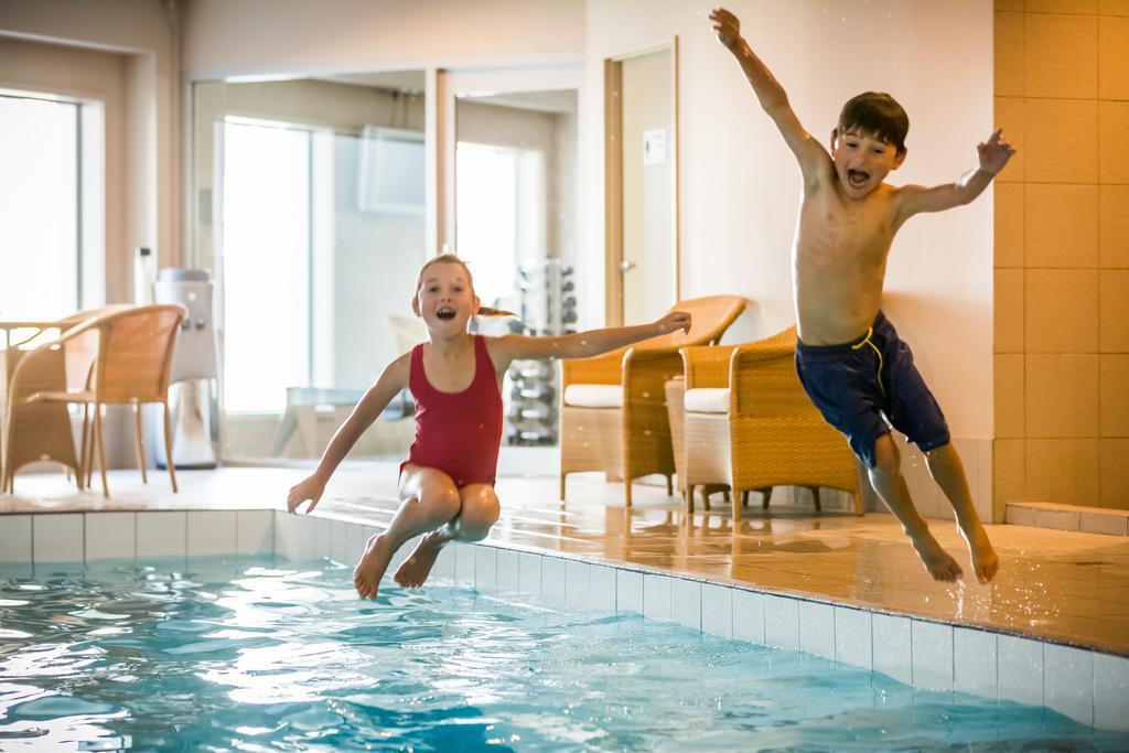 Bolton Hotel Wellington Zewnętrze zdjęcie Children jumping into a swimming pool