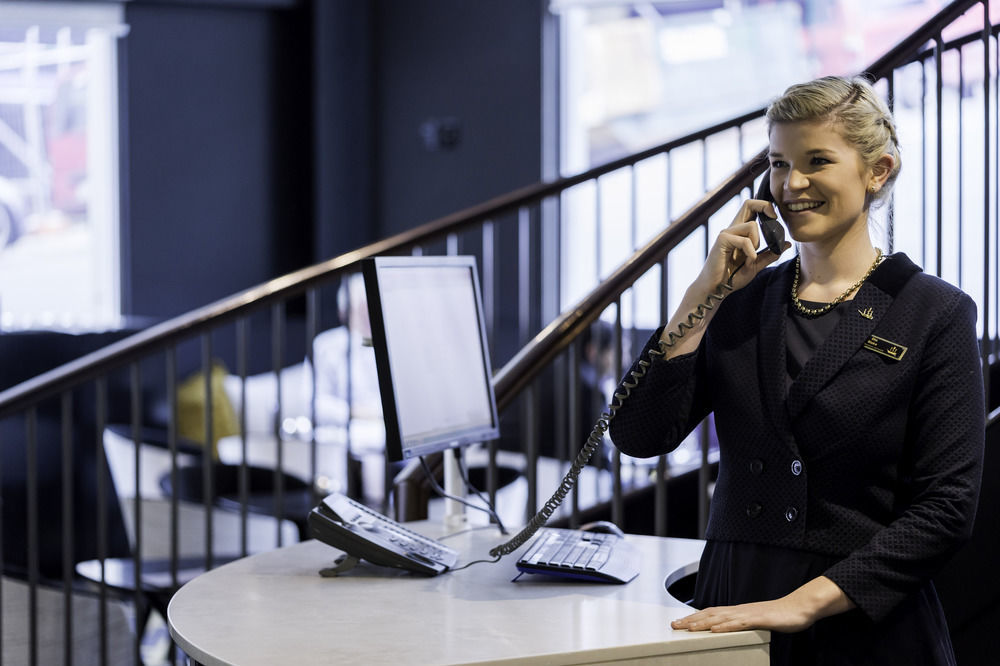 Bolton Hotel Wellington Zewnętrze zdjęcie A receptionist at work